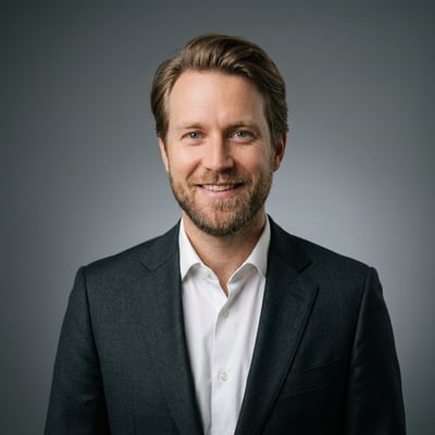 Das Energie-CEO-Portrait, das Versorgungsverantwortung trägt — KI-generiertes Beispiel 12